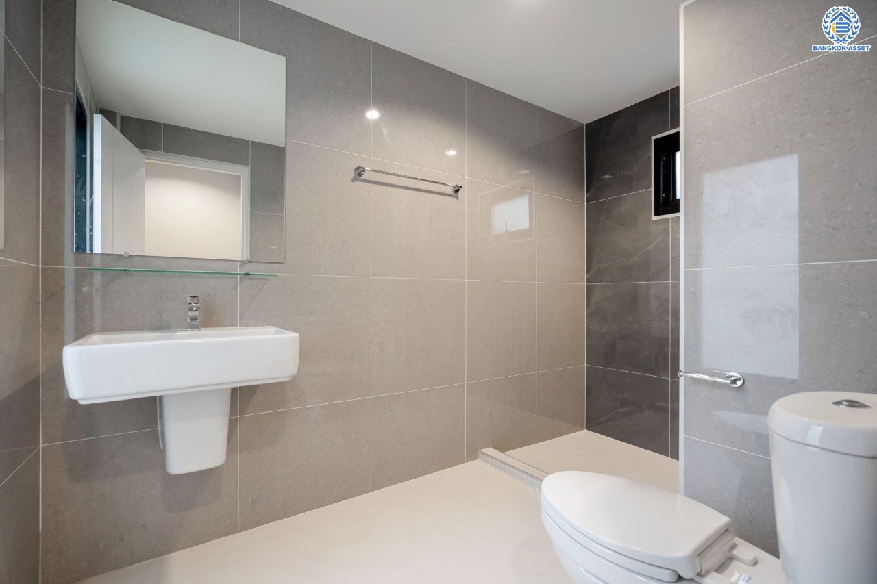 บ้านมือสองตกแต่งใหม่ ม.กฤษดานคร แจ้งวัฒนะ เนื้อที่ 63 ตร.ว. ฟังก์ชันจัดเต็ม 3 ห้องนอน 2 ห้องน้ำ 1 ห้องอเนกประสงค์ จอดรถได้ 2 คัน ดีไซน์ Classic บนทำเลศักยภาพ เชื่อมต่อหลายเส้นทาง ใกล้ทางด่วนแจ้งวัฒนะ, เซ็นทรัลแจ้งวัฒนะ และรถไฟฟ้าสายสีชมพู "สถานีแจ้งวัฒนะ-ปากเกร็ด 28"